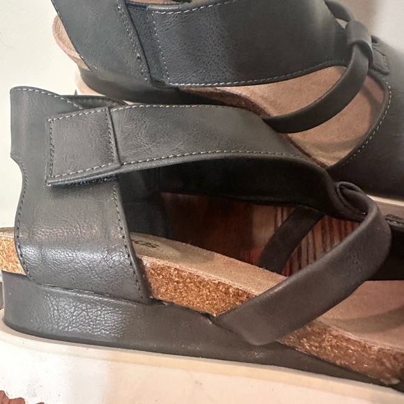 Muk Luks Suprano black wedge sandals size sandals size 10 - Picture 11 of 13